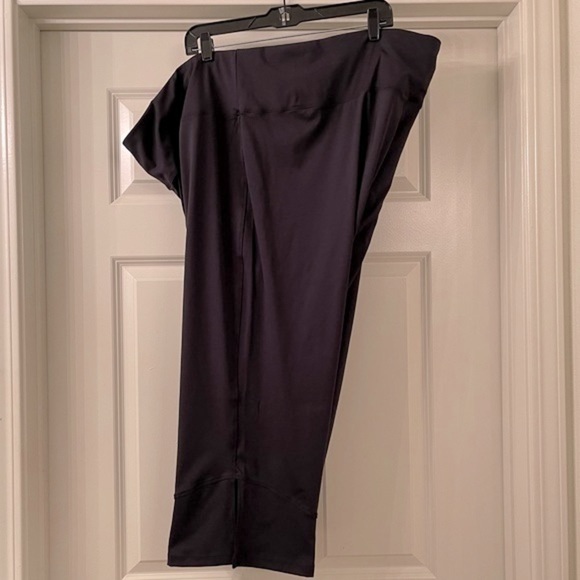 FIT For All Black Kick Side-Slit Flared Athletic Leggings Capris (Z10.7) - Picture 5 of 8